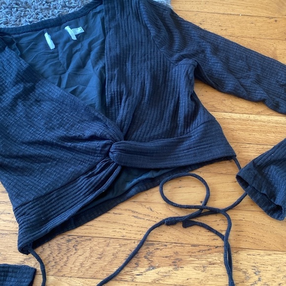 NWOT Princess Polly Black Ribbed Long Sleeve Wrap Around and Tie Crop Top Size 6 - Picture 4 of 9